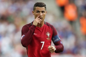 九游娱乐官方平台-深圳新鹏城主场气氛热烈，球迷支持力度大，深圳新鹏都