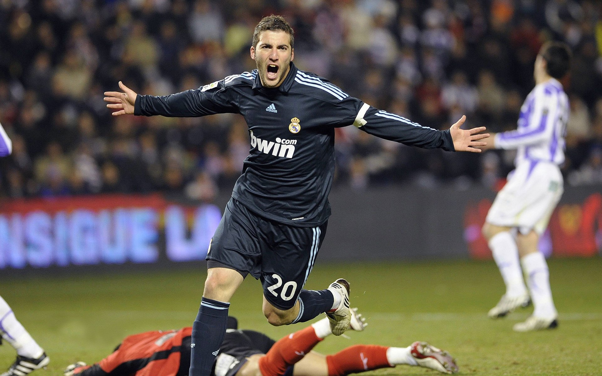 逆境中的“荣耀时刻”，永恒的欧冠经典，荣耀冠军足球